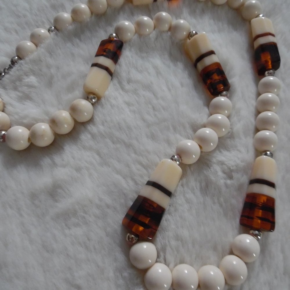 UNIQUE VINTAGE LUCITE NECKLACE 24" NEW CONDITION
